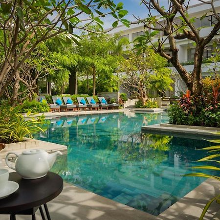 Eightfold Urban Resort Siem Reap Bagian luar foto The swimming pool at the hotel
