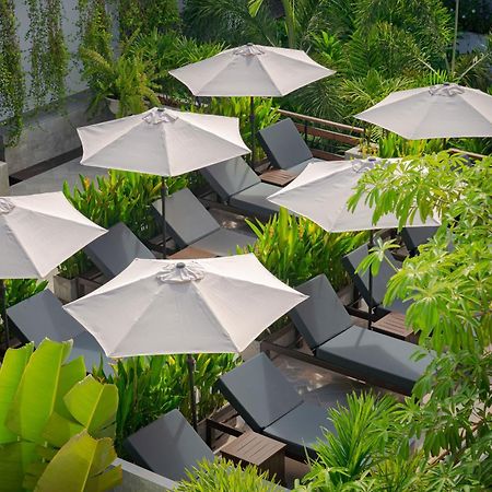 Eightfold Urban Resort Siem Reap Bagian luar foto The pool at the hotel