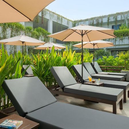Eightfold Urban Resort Siem Reap Bagian luar foto Pool Deck