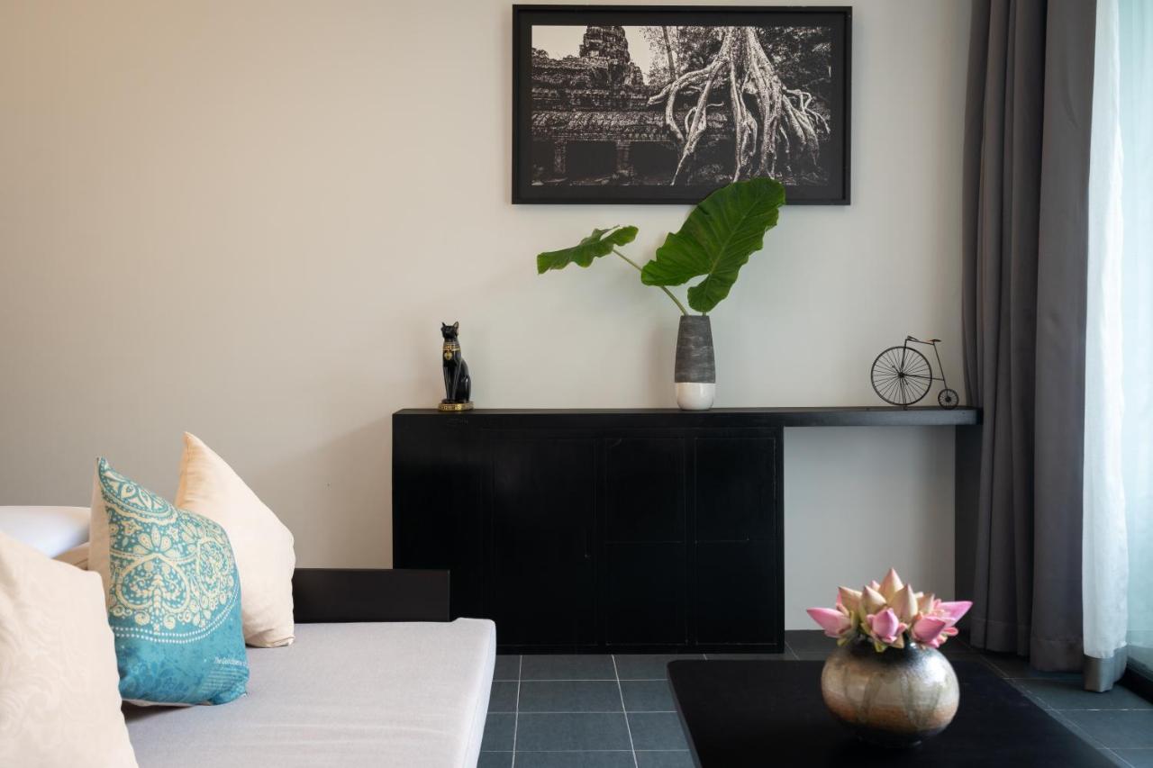 Eightfold Urban Resort Siem Reap Bagian luar foto A living room in a modern house