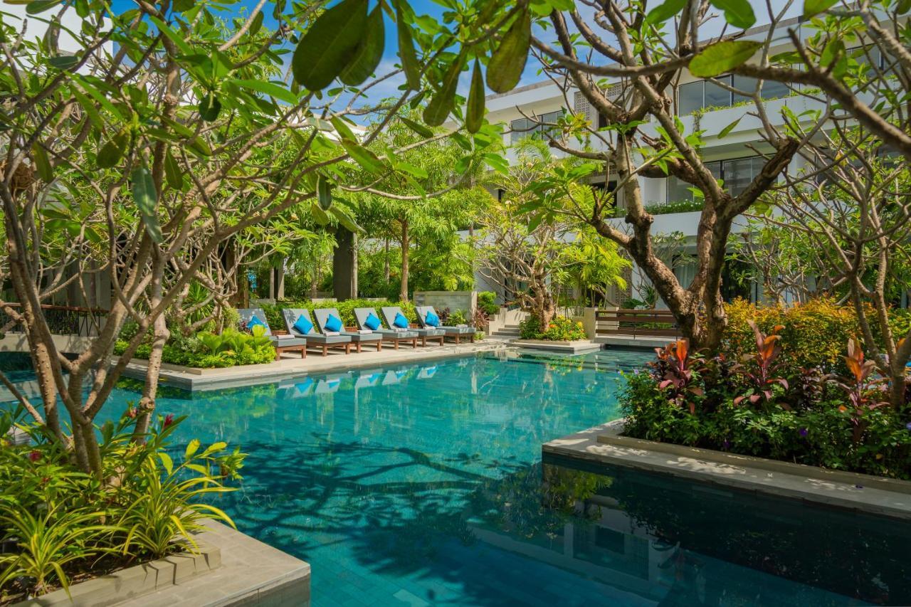 Eightfold Urban Resort Siem Reap Bagian luar foto The pool at the hotel
