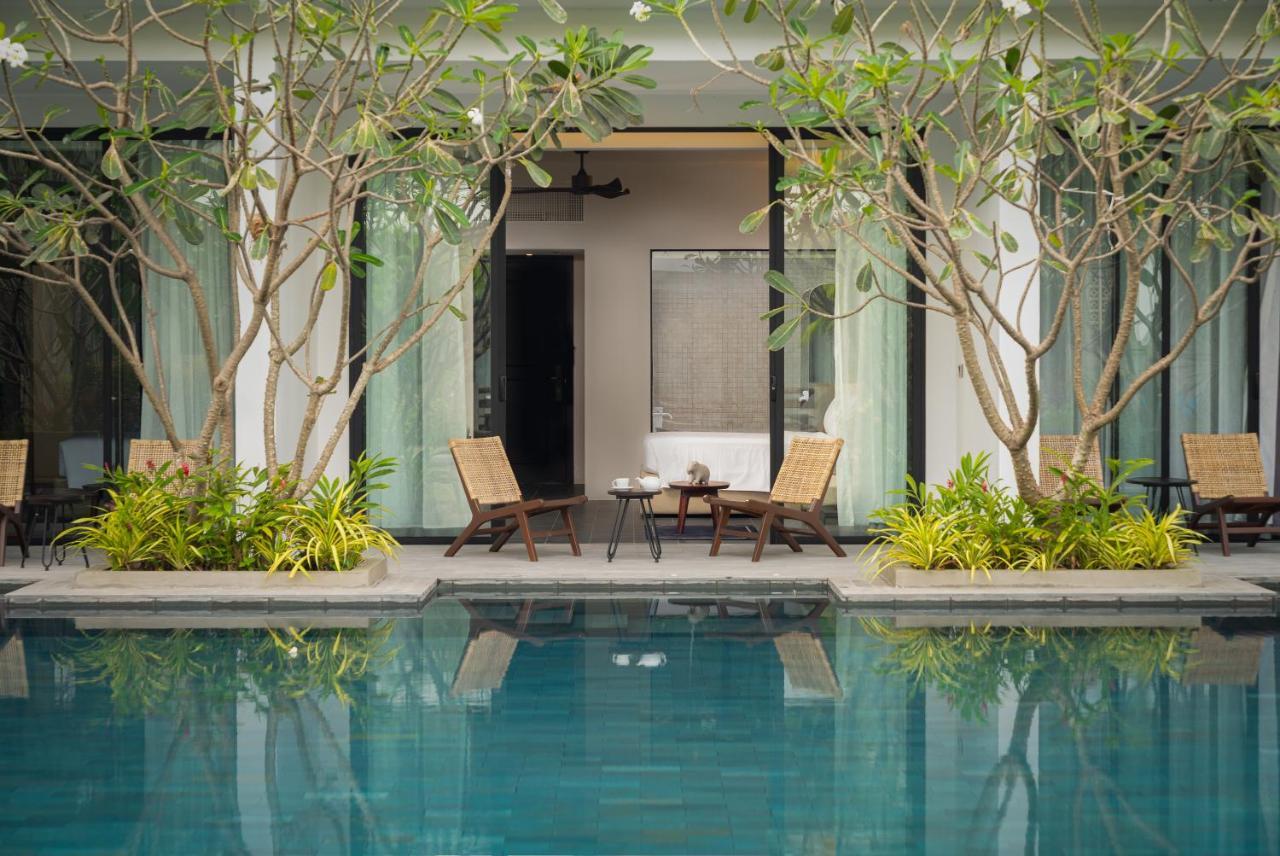 Eightfold Urban Resort Siem Reap Bagian luar foto The pool at the hotel
