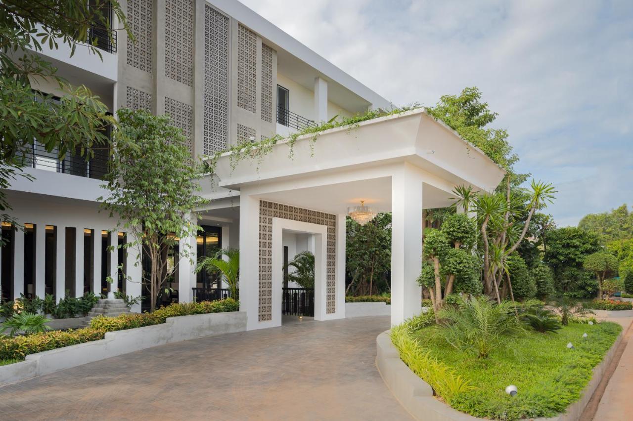 Eightfold Urban Resort Siem Reap Bagian luar foto The hotel's entrance