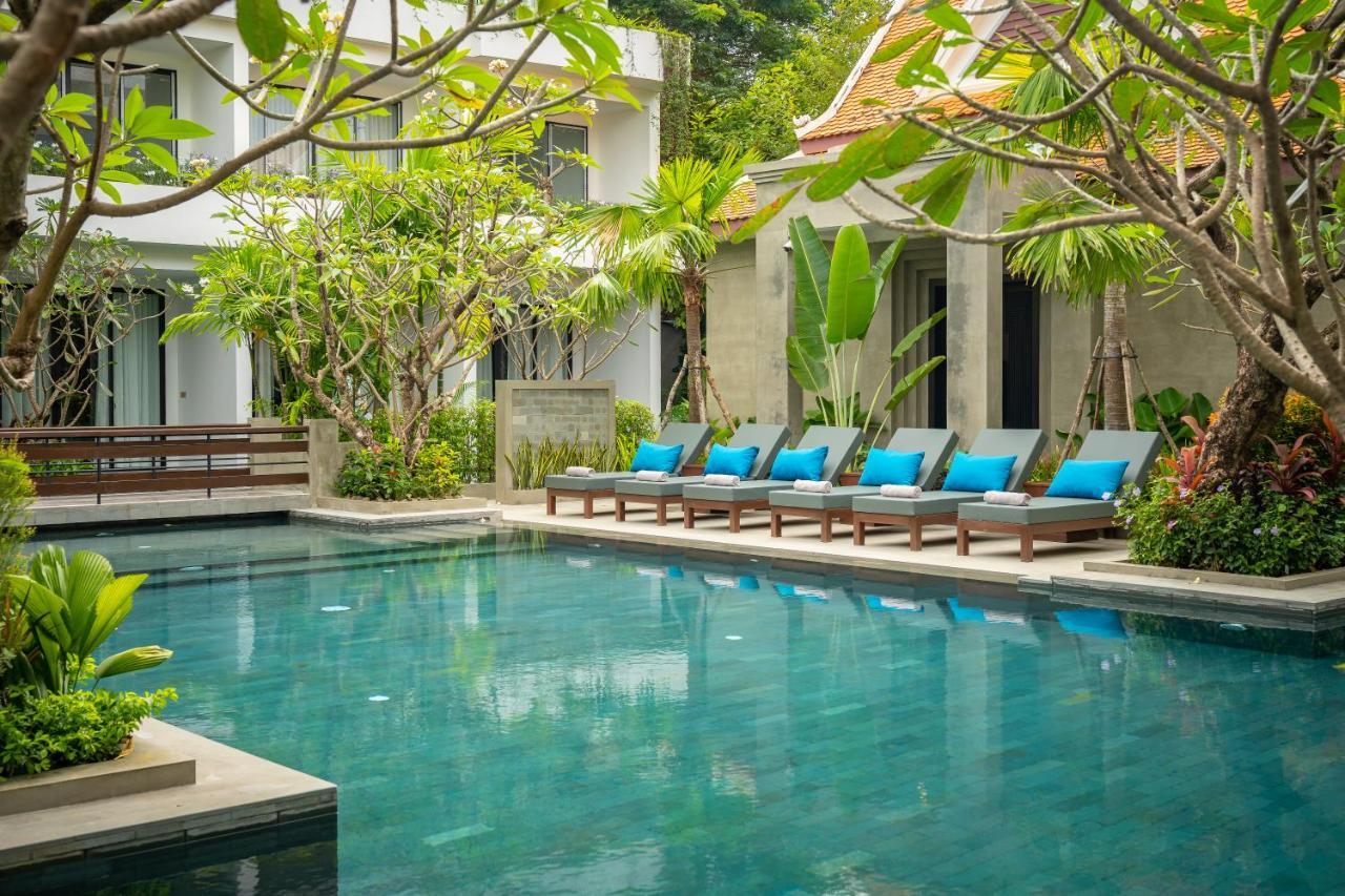 Eightfold Urban Resort Siem Reap Bagian luar foto The swimming pool at the hotel