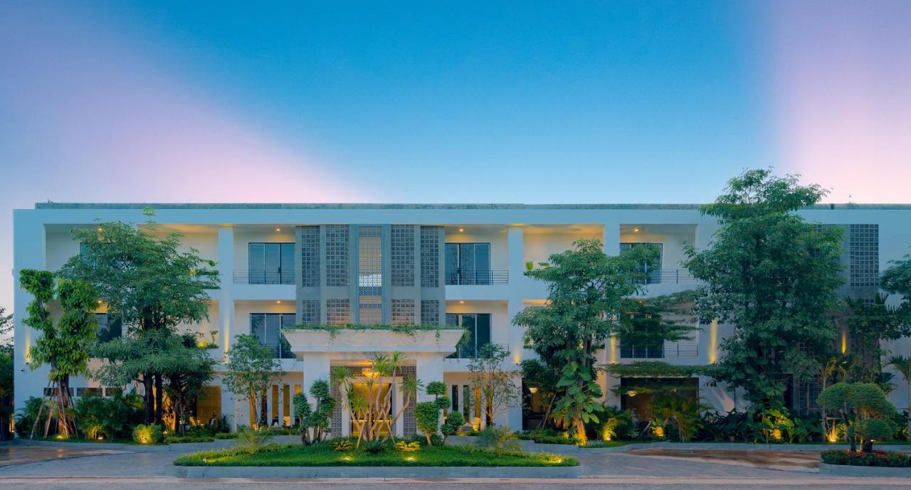 Eightfold Urban Resort Siem Reap Bagian luar foto The 137 Pillars Hotel