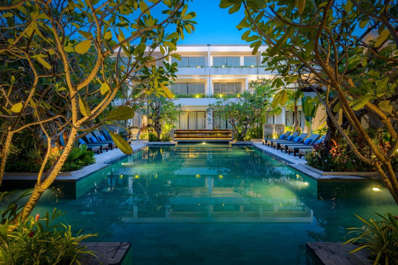 Eightfold Urban Resort Siem Reap Bagian luar foto The hotel's swimming pool