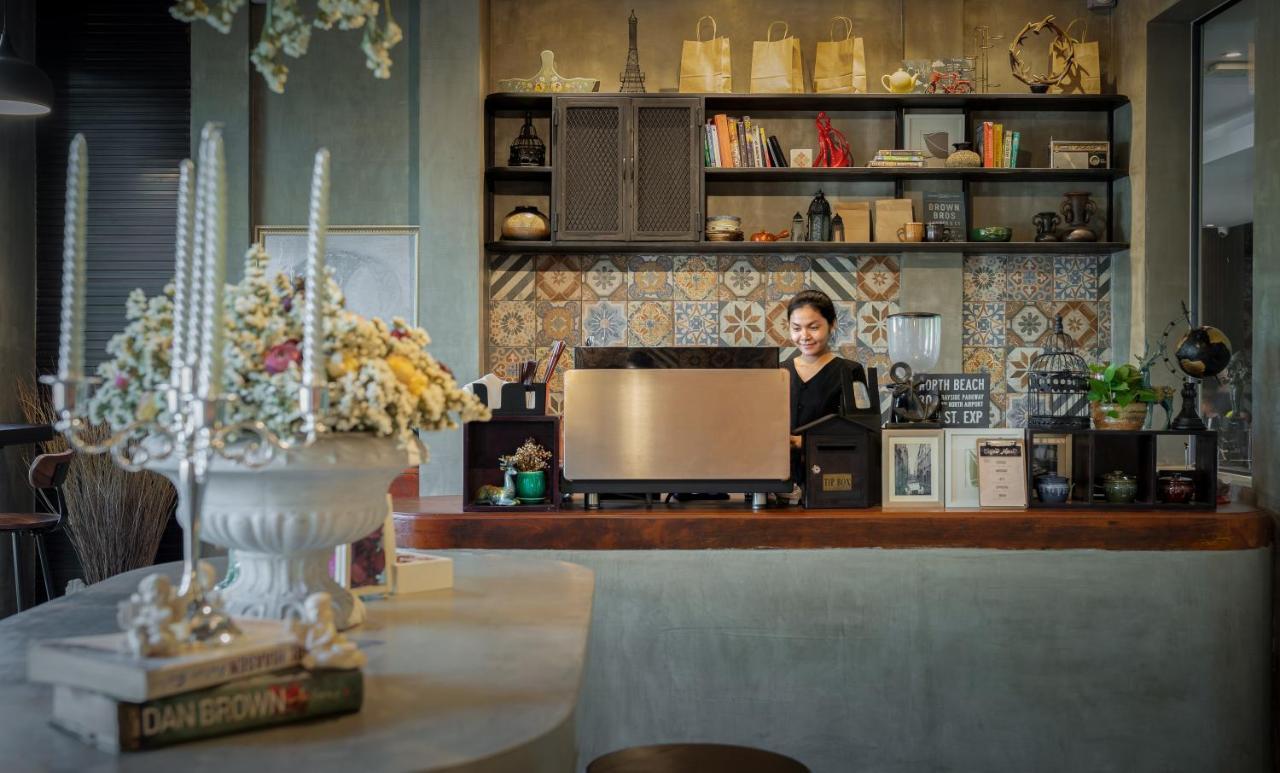 Eightfold Urban Resort Siem Reap Bagian luar foto A coffee shop in Bangkok, Thailand