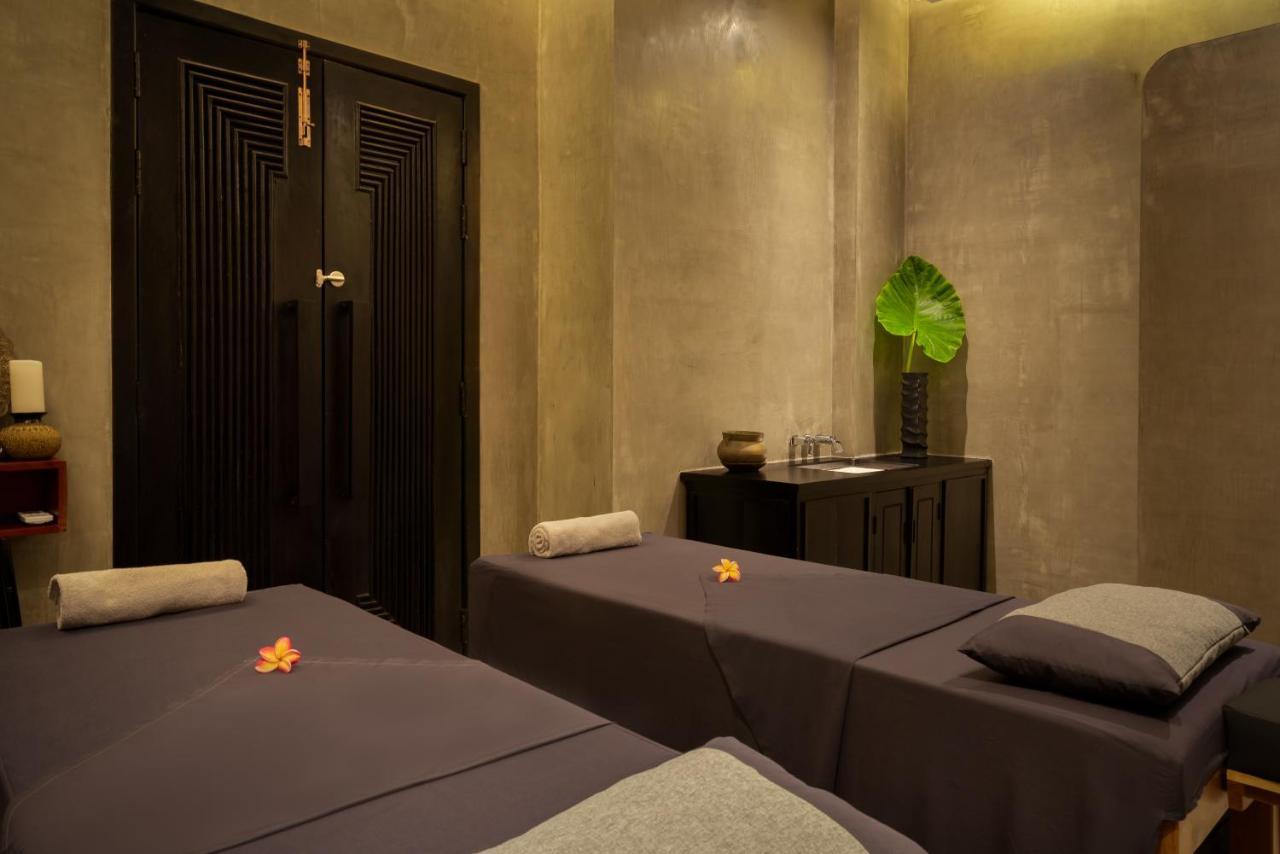 Eightfold Urban Resort Siem Reap Bagian luar foto A spa treatment room