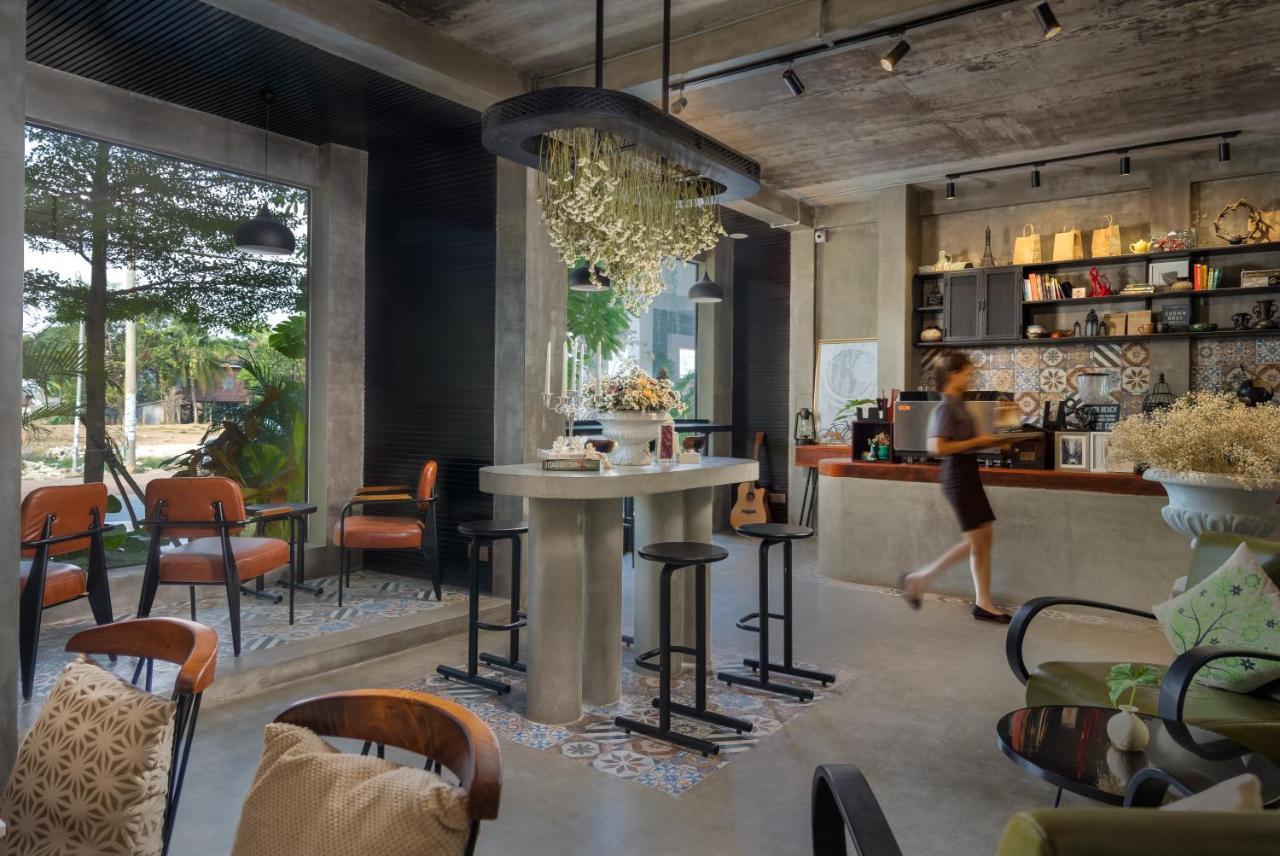 Eightfold Urban Resort Siem Reap Bagian luar foto Interior of a coffee shop in Bangkok, Thailand