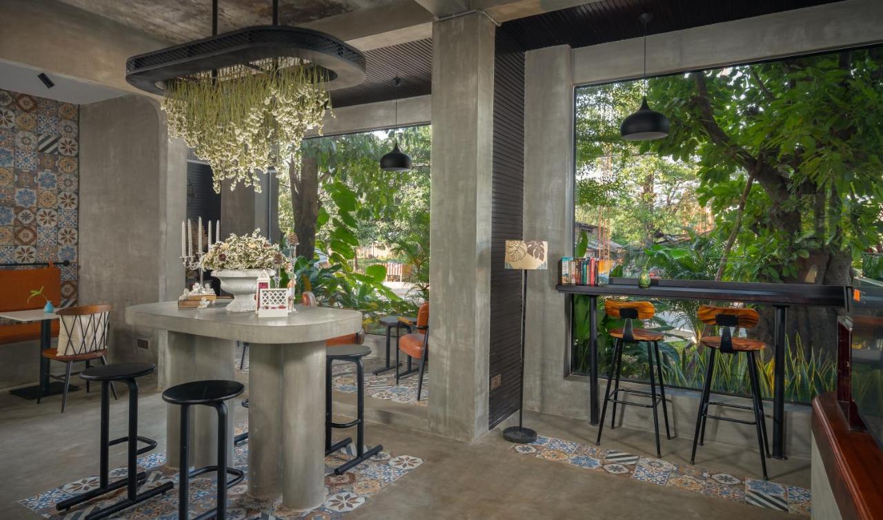 Eightfold Urban Resort Siem Reap Bagian luar foto The interior of the restaurant