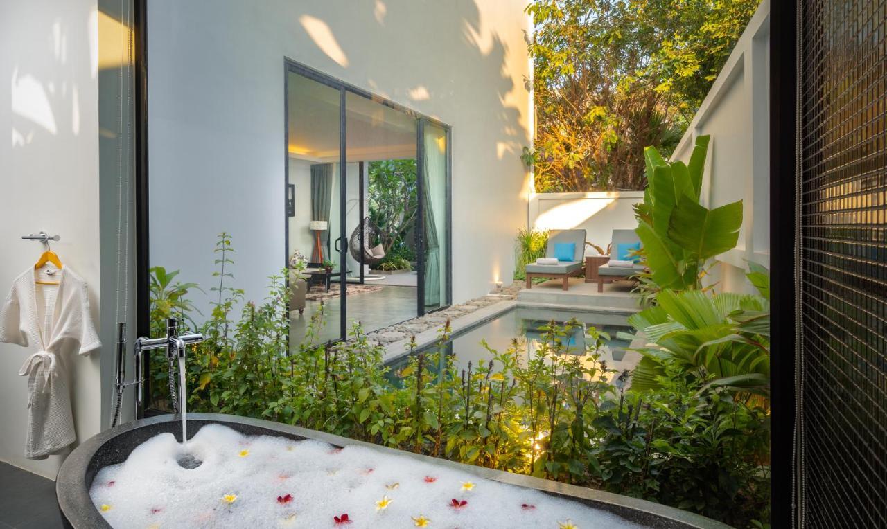 Eightfold Urban Resort Siem Reap Bagian luar foto A private spa at a hotel