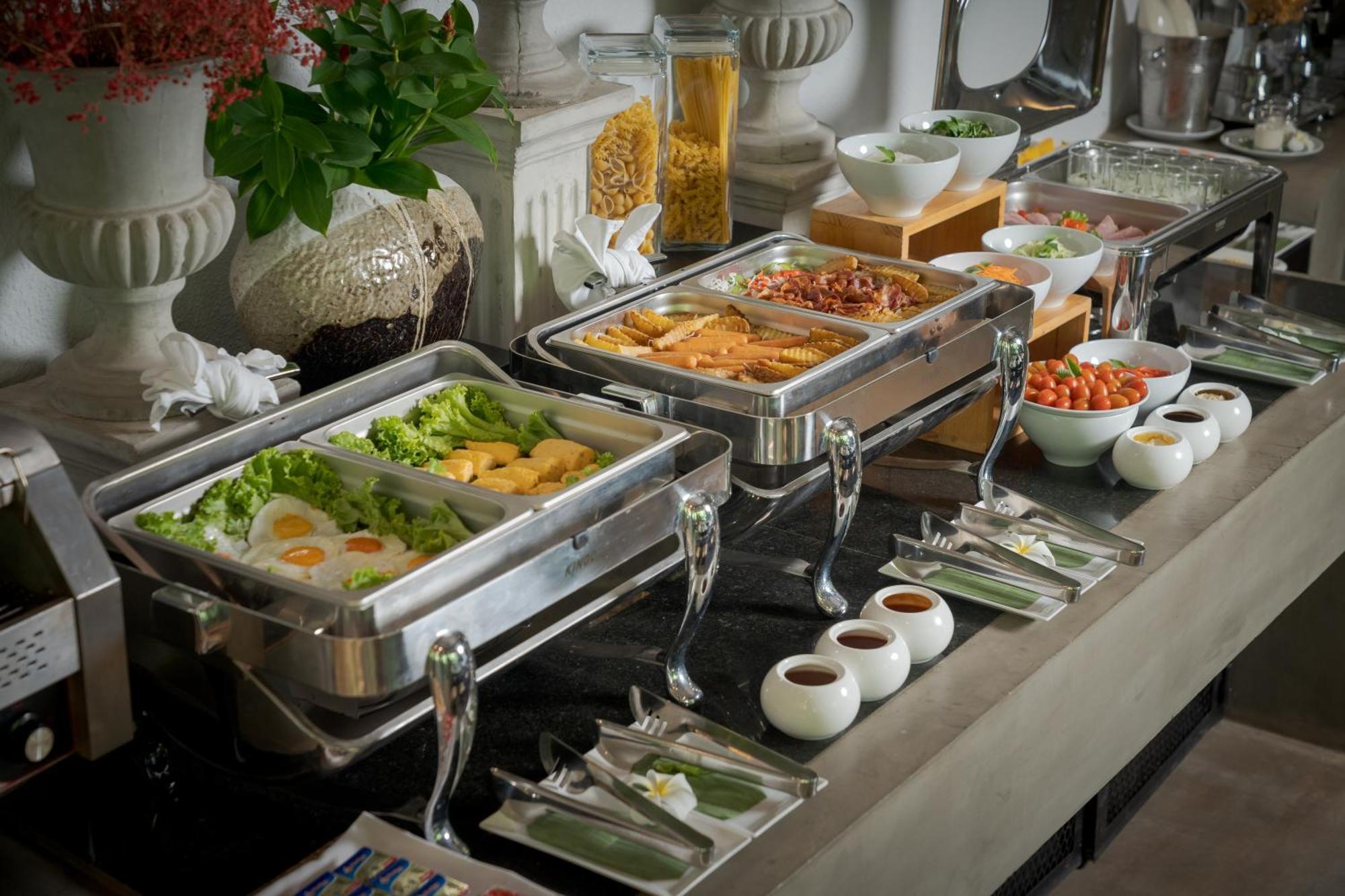 Eightfold Urban Resort Siem Reap Bagian luar foto A buffet at a hotel