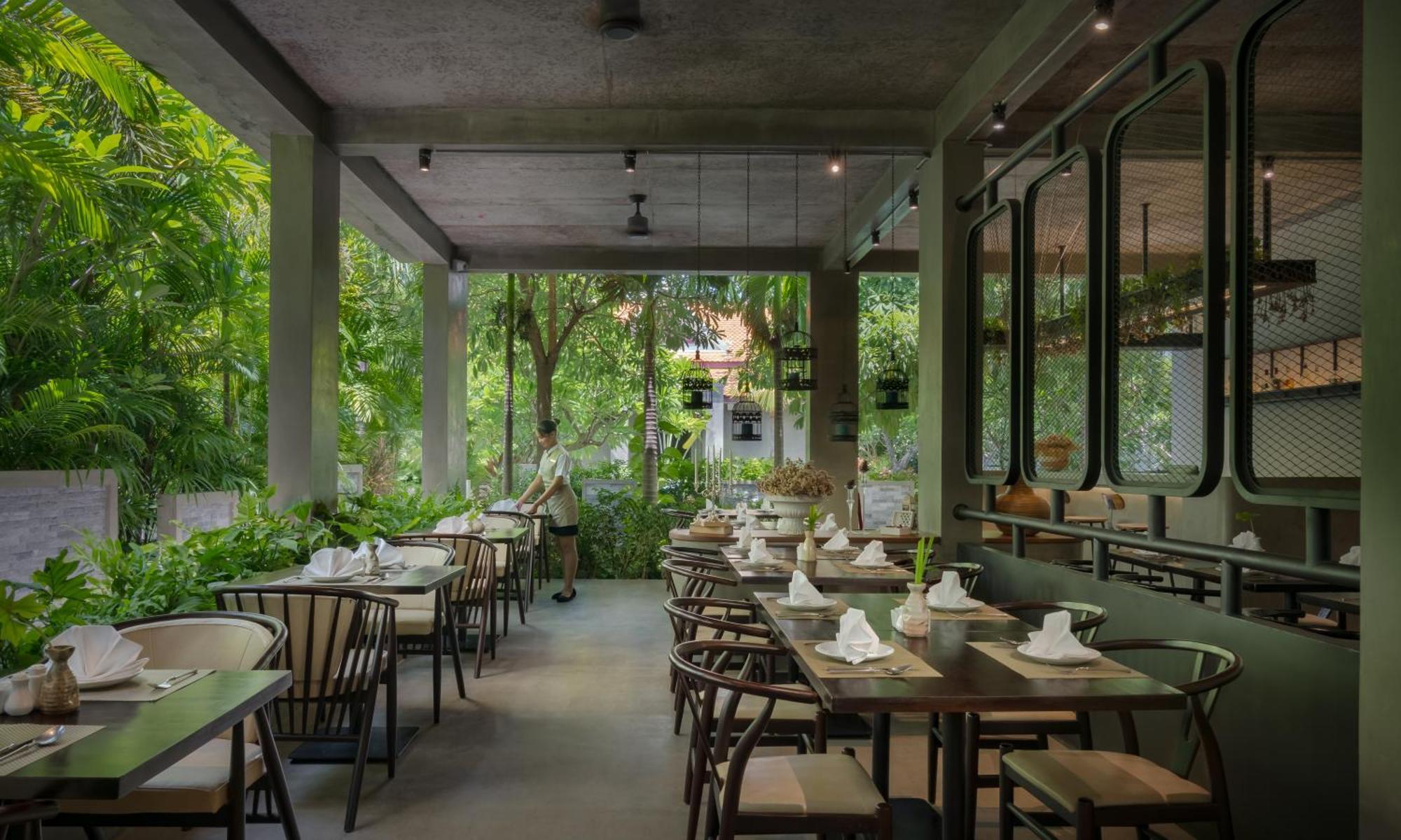 Eightfold Urban Resort Siem Reap Bagian luar foto Restaurant interior