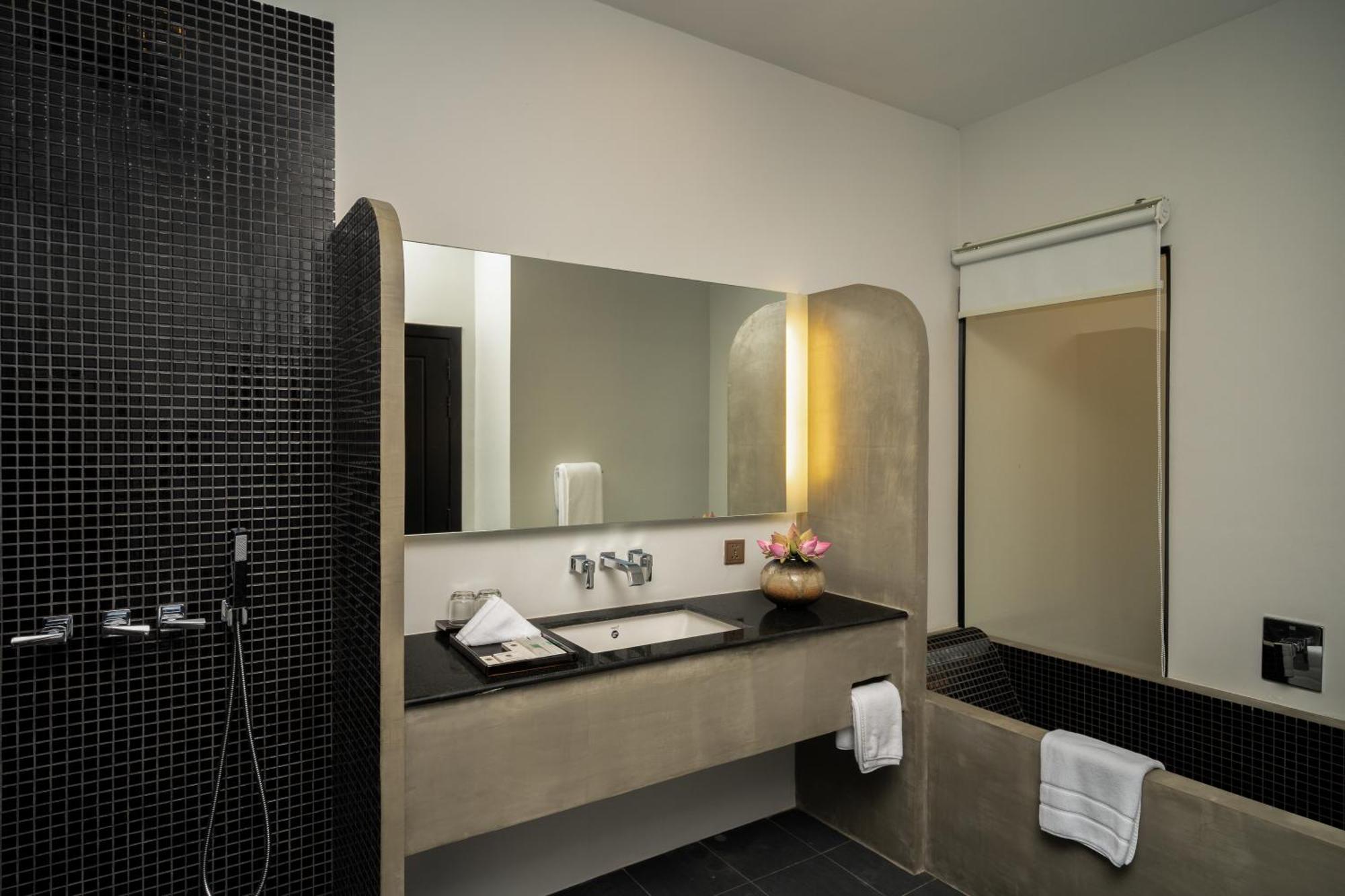 Eightfold Urban Resort Siem Reap Ruang foto Bathroom