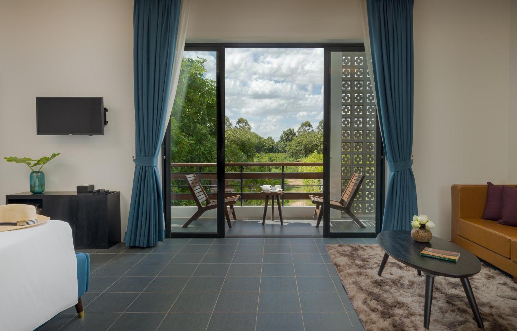 Eightfold Urban Resort Siem Reap Ruang foto Deluxe Room with private balcony