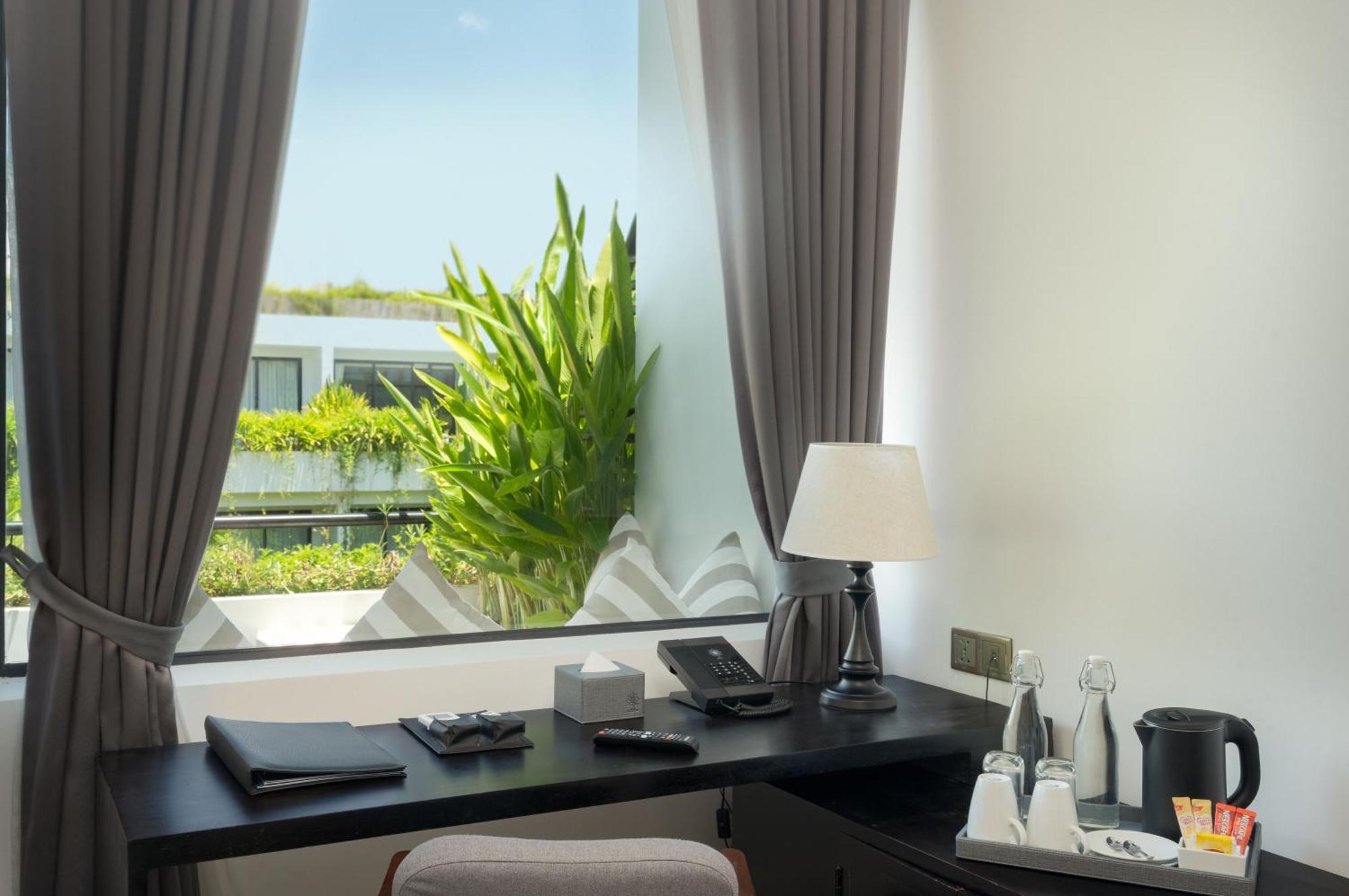 Eightfold Urban Resort Siem Reap Bagian luar foto A room at the hotel