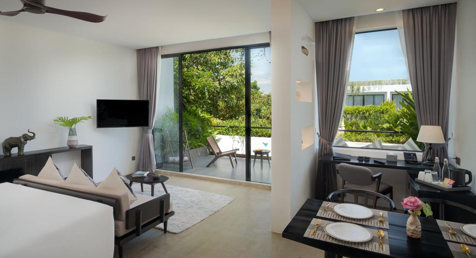 Eightfold Urban Resort Siem Reap Bagian luar foto A living room at the hotel