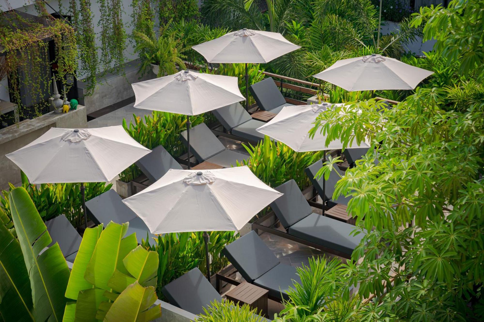 Eightfold Urban Resort Siem Reap Bagian luar foto The pool at the hotel
