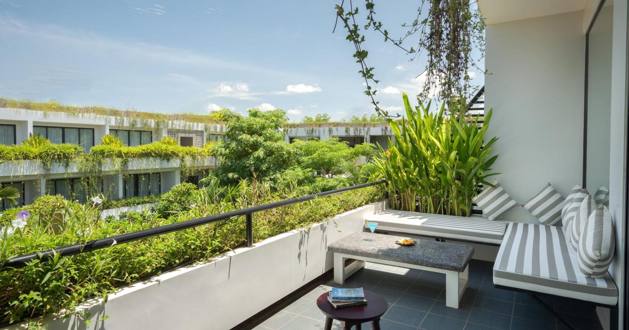 Eightfold Urban Resort Siem Reap Bagian luar foto A balcony at the hotel