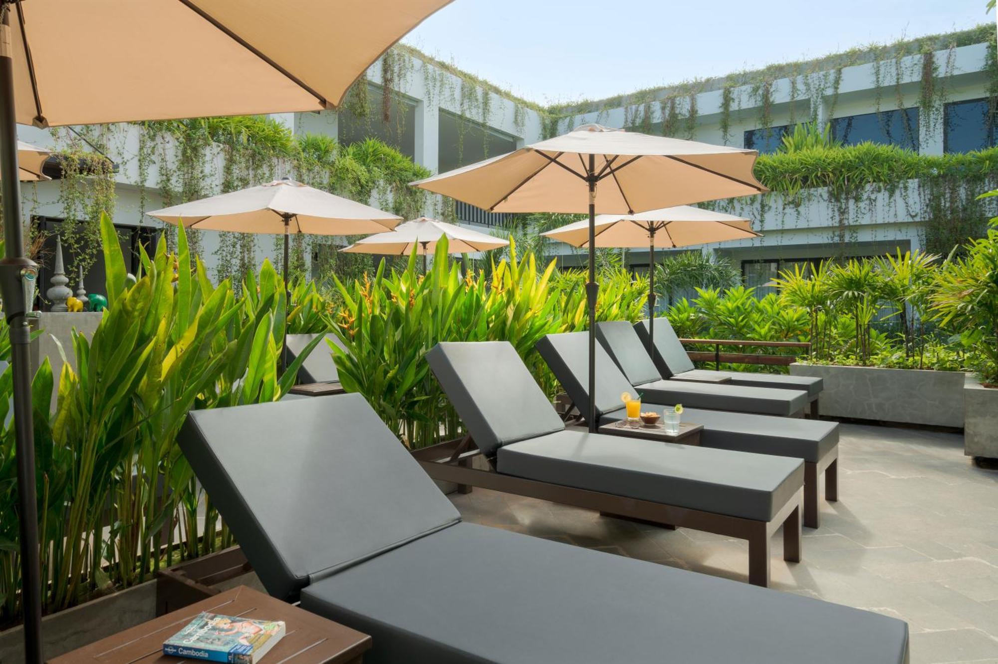 Eightfold Urban Resort Siem Reap Bagian luar foto Pool Deck